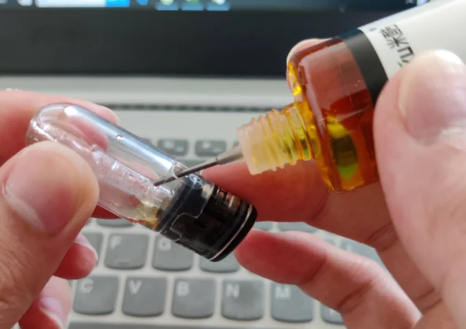 RELX 開放式煙彈註油教學：專業填充位置示意與防止煙油滲漏的密封操作