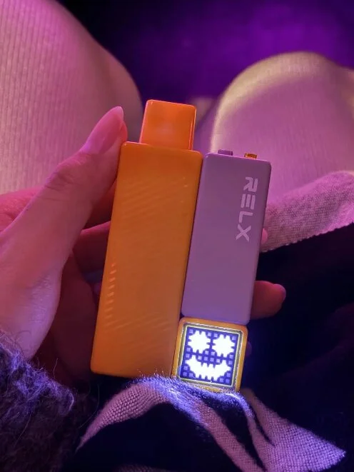 RELX 悅刻積木拋棄式電子煙真實戶外使用場景：20000口大容量長效續航與潮流穿搭展示